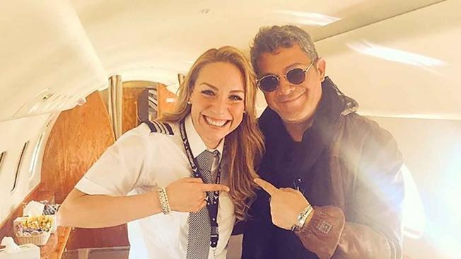 La piloto junto al cantante Alejandro Sanz.