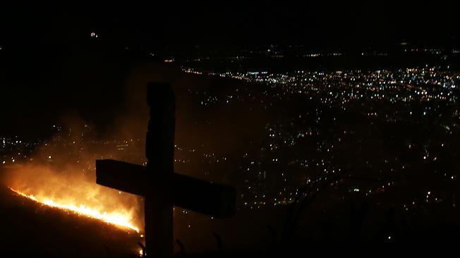 Otro aspecto desde el cerro Cristo Rey en momentos del incendio el viernes 31 de agosto.