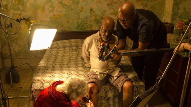 Jhonny Hendrix Hinestroza (con la cámara en la mano), durante el rodaje de ‘Candelaria’ en La Habana (Cuba). Es su tercera película, después de ‘Chocó’ y ‘Saudó’.