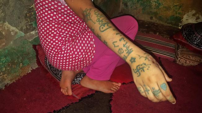 Tatuajes que le hicieron a Khadija.