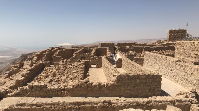 Las ruinas de Masada, una fortaleza que limita con el mar Muerto y el desierto (de piedra) de Judea.