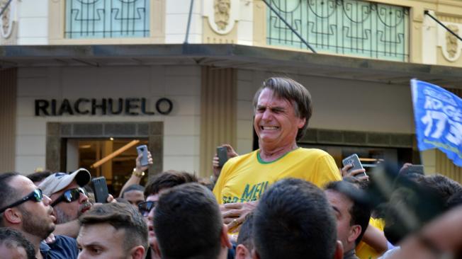 La imagen muestra cuendo Jair Bolsonaro, candidato ultraderechista a la presidencia de Brasil y quien fue apuñalado este jueves en medio de un mitin, era trasladado al hospital.