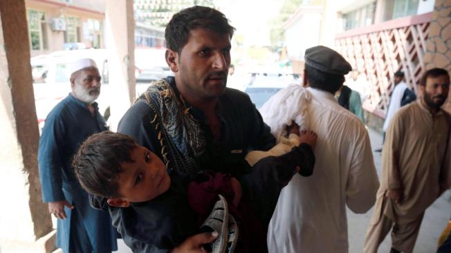 El ataque se dio horas después de un atentado doble contra escuelas de niñas en Jalalabad,