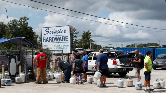 En Carolina del Sur, decenas de personas han realizado largas filas para adquirir insumos antes de la llegada del huracán.