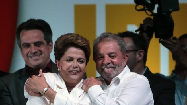 Dilma Rousseff abraza al expresidente Luiz Inácio 
Lula da Silva (d), en Brasilia (Brasil), tras ser reelgida para un segundo mandato de cuatro años, en octubre de 2014.