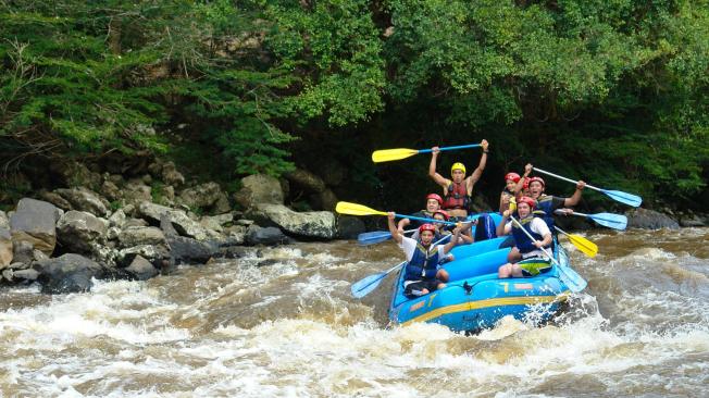 El rafting o canotaje fue la primera actividad de aventura que se desarrolló en San Gil, gracias al río Fonce, principal arteria fluvial del municipio.