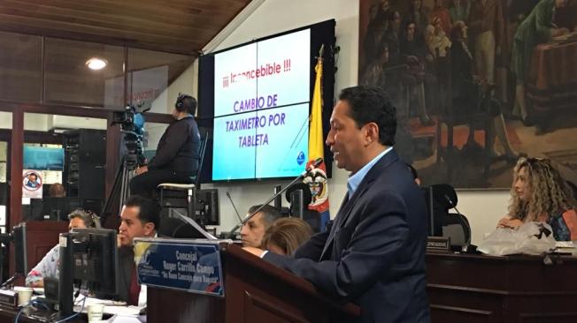 Debate en el Concejo de Bogotá por tabletas de taxi