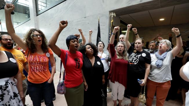 Mujeres protestas contra el juez Kavanaugh tras conocerse las denuncias de abuso sexual en su contra.