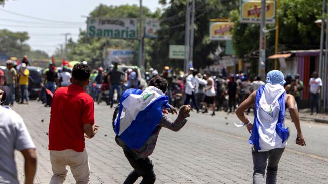 2.	La víctima fue identificada como Max Andrés Romero, de 16 años, quien, según la versión policial, falleció como consecuencia del "fuego cruzado que ellos mismos provocaron", en alusión a los que participaban en la marcha antigubernamental.