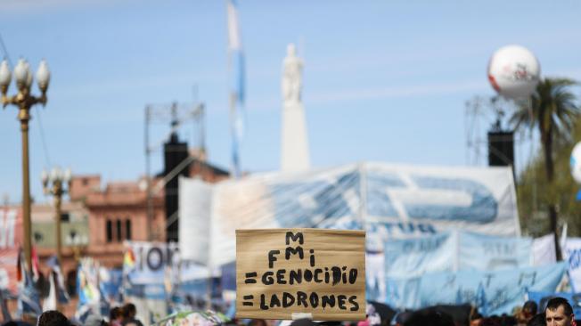 Miles de personas participaron en una marcha en contra de las políticas del presidente Mauricio Macri y del acuerdo con el Fondo Monetario Internacional (FMI), convocada por los sindicatos argentinos el pasado lunes.