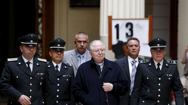 En el 2011, Fernando Karadima (centro), de 88 años, había sido suspendido de por vida de sus funciones por el Vaticano.