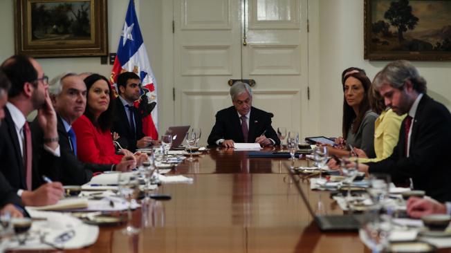El presidente de Chile, Sebastián Piñera (c), asiste a una reunión con representantes del Gobierno, en la que siguen de cerca el pronunciamiento de la CIJ.