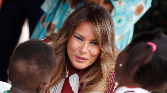 Melania Trump fue recibida con alegría en Ghana, primer país de su gira africana.