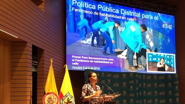Secretaria de Integración social Cristina Vélez, en el conversatorio: Visiones e imaginarios sobre la habitabilidad en calle, explicando el proceso en Bogotá.