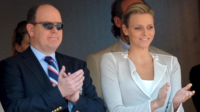 El <b>Príncipe Alberto de Mónaco se casó con Charlene Wittstock</b>, exnadadora sudafricana. Se conocieron en los Juegos Olímpicos de Sidney 2000, pero empezaron a salir en 2006. <b>Se casaron en 2011.</b>