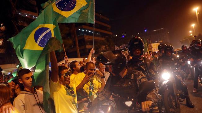 Los seguidores de Bolsonaro salieron a las calles de Río de Janeiro para celebrar el triunfo, aunque todo se definirá en segunda vuelta.
