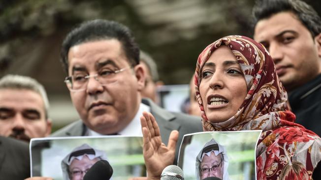 La Nobel de Paz Yemení, Tawakkol Karman, da declaraciones a la prensa en el consulado saudí para exigir la aparición del periodista Jamal Khashoggi.