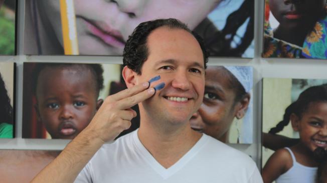 Alejandro Gamboa, presidente de la fundación Plan, invita a sumarse a la conmemoración del #DíaDelaNiña pintándose  la cara con la señal de igualdad (=).