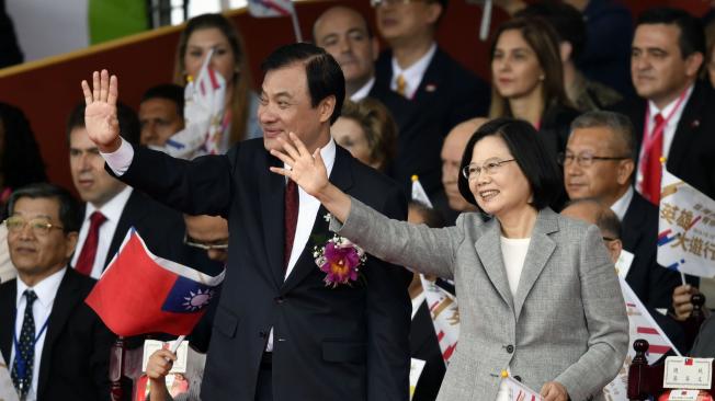 La presidenta de Taiwán Tsai Ing-wen (D) y el parlamentario Su Jia-chyuan (I) saludan a las caravanas.
