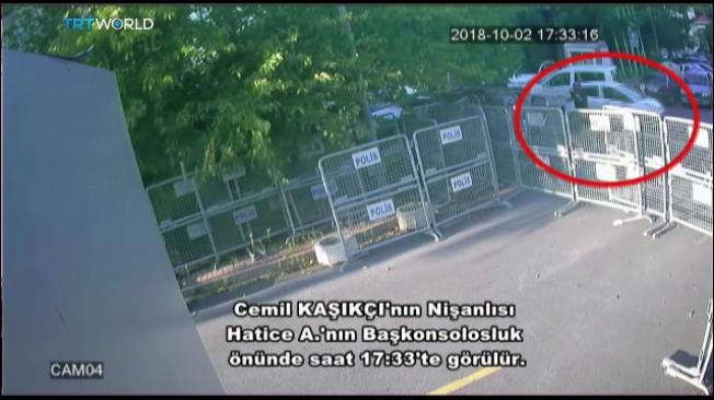Captura de vídeo de un circuito cerrado de televisión policial que muestra supuestamente a la prometida turca de Jamal Khashoggi, Hatice Cengiz, en el exterior del consulado saudí en Estambul (Turquía), el 2 de octubre del 2018.
