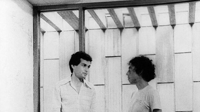 Miguel González con Antonio Caro, en el marco de la exposición ‘Arte de los años 80’. 1980.