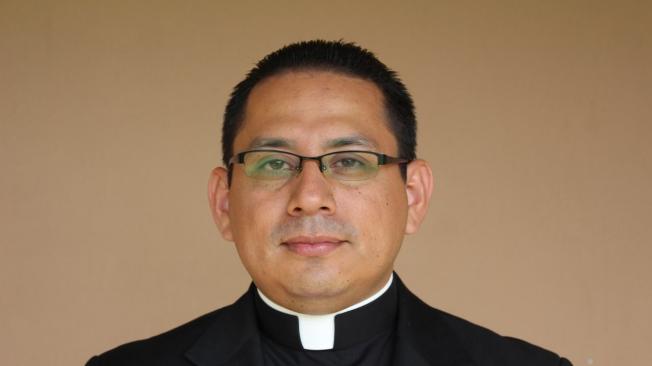 Pedro Antonio Madrid, presbítero de la diócesis de Santa Ana, en la parroquia Santa Bárbara (El Salvador).
