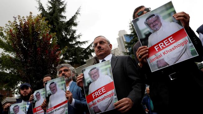 Periodistas y activistas turcos han protestado cerca del consulado saudí en Estambul por la desaparición de su colega.