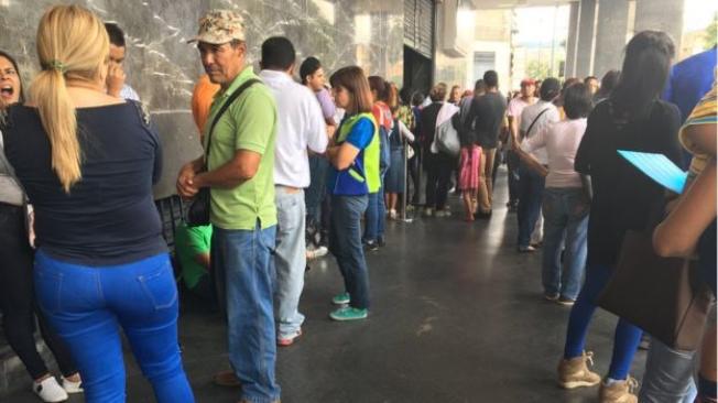 Decenas de venezolanos hacen cola a diario para conseguir el pasaporte que les permita salir del país.