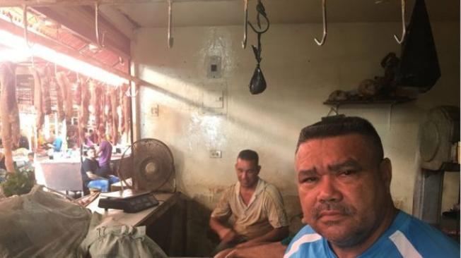 Los carniceros del mercado de Las Pulgas, en Maracaibo, cuentan que está hartos de que los apagones echen a perder su mercancía.