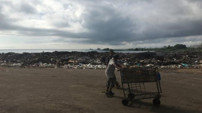 Maracaibo, una de las principales ciudades del país, está muy deteriorada y la basura se amontona en la calle.