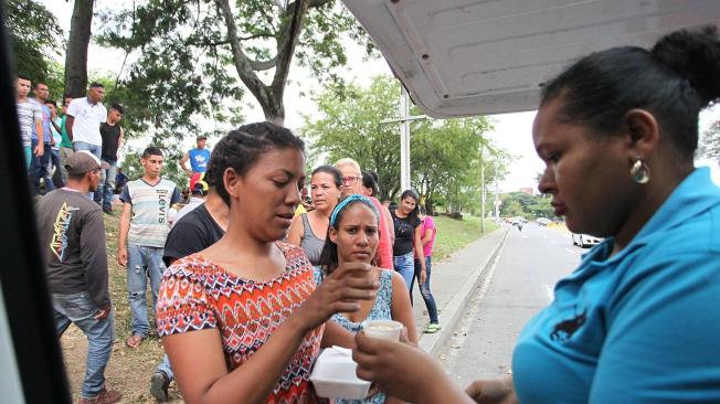 Entre los que pueden estar en proceso de desnutrición están los migrantes venezolanos. De acuerdo con la Alcaldía son atendidos en los 200 comedores comunitarios de Cali, pero no son suficientes.