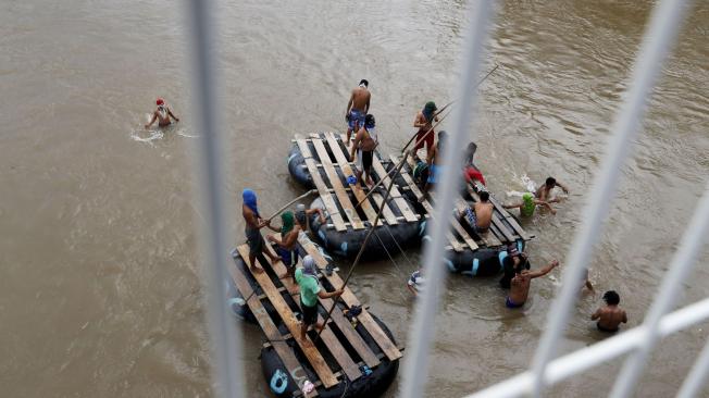Algunos migrantes cruzaron a México por el río Suchíate bajo toda la frontera. Las personas saltaban desde el puente para poder continuar su viaje a Estados Unidos.