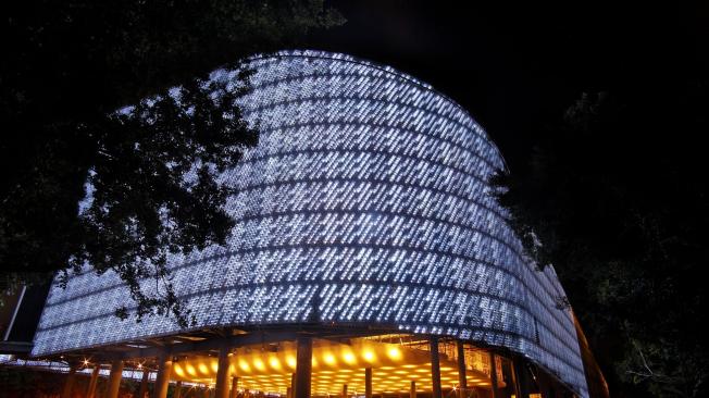 Edificio EcoARK, hecho con 1,5 millones de botellas de plástico.