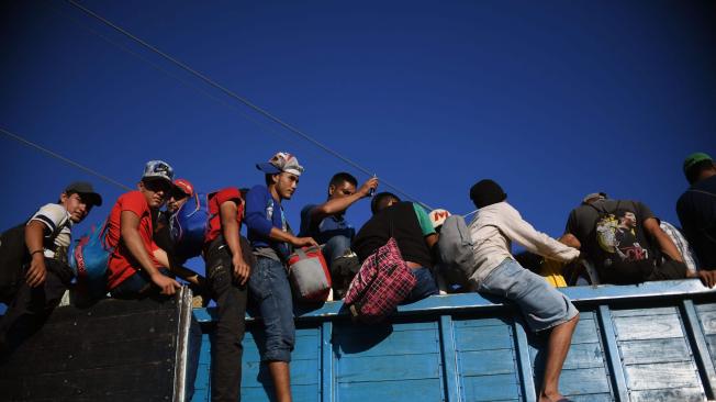 Grupos de hondureños se suben en camiones que los ayudan a avanzar en su ruta hacia EE. UU.