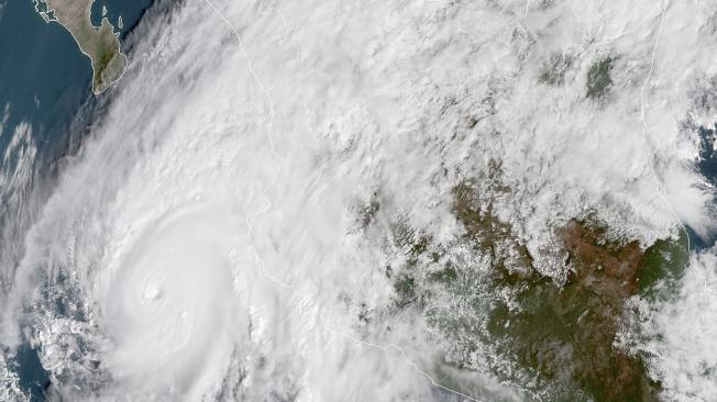 Imagen satelital del huracán Willa en las costas de México.