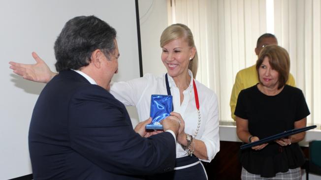 Alfonso Córdoba, Presidente de la Compañía Noticiero Noti5 recibe de la doctora Dilian Fransisca Toro, gobernadora del departamento del Valle del Cauca