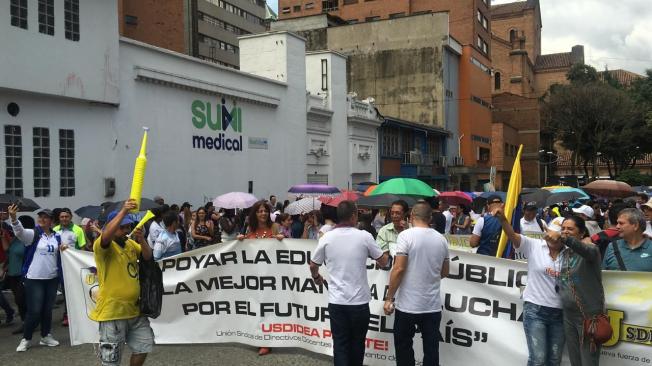 Los docentes hicieron una pausa a la marcha al frente de las instalaciones de la EPS Red Vital, la cual les brinda atención en Medellín.