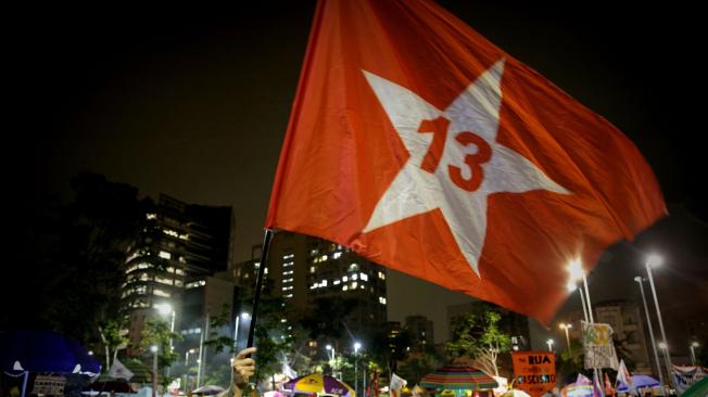 Simpatizantes del candidato del Partido de los Trabajadores (PT), Fernando Haddad, asisten a un acto de campaña hoy, miércoles 24 de octubre de 2018, en Sao Paulo (Brasil).