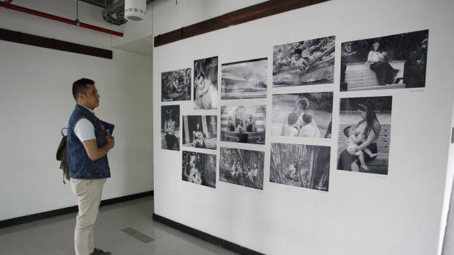La institución cuenta con grandes paredes dedicadas al arte, así como exposiciones fotográficas de gran impacto social.