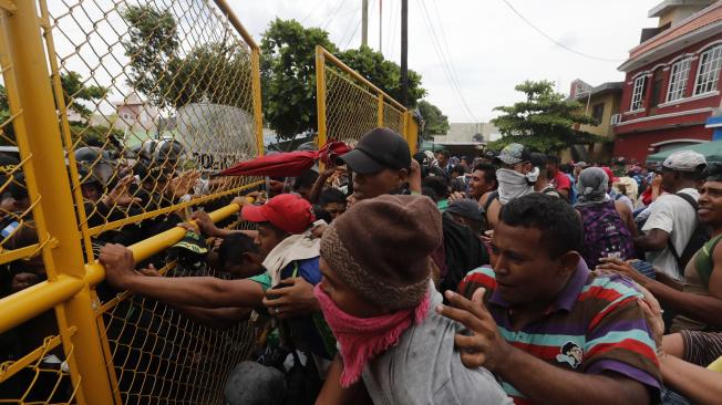 Los antimotines guatemaltecos lanzaron bombas lacrimógenas a los migrantes.