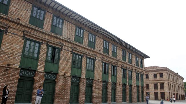 Los edificios Carré y Vásquez fueron inaugurados en 1895. En su momento fueron las edificaciones más altas de la ciudad. En el 2005 fueron restaurados luego de una época de decadencia.