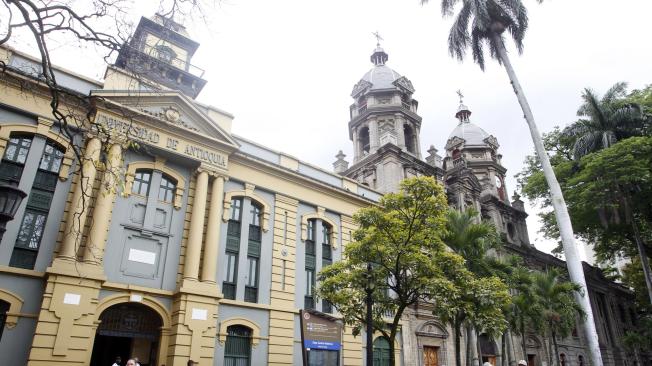 Plazuela San Ignacio: Allí fue inaugurada la primera sede de la Universidad de Antioquia, que se conoció como Colegio San Ignacio, que terminó de ser construido en 1850.
