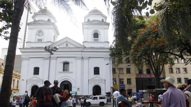 Iglesia La Candelaria: Fue terminada de construir en 1776 lo que la convierte en la iglesia más antigua de Medellín. Está ubicada en la esquina nororiental del Parque de Berrío, justo al lado de la calle Boyacá, que antes era llamada 'Calle Real' debido a que por allí entraban a la ciudad todos los visitantes importantes.