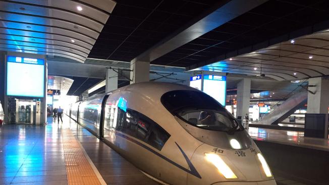 El tren bala recorre 1.000 kilómetros desde Pekín hasta Shanghái en solo cuatro horas.
