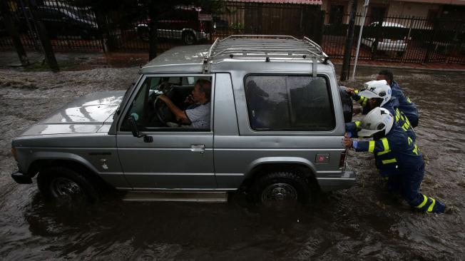 Agentes de Tránsito retiraron tres vehículos que habían quedado atrapados por el nivel del agua que superó el metro de altura en el norte de la ciudad.