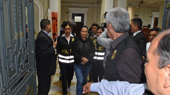 La líder del partido Fuerza Popular, Keiko Fujimori, es conducida a una celda tras la prisión preventiva de 3 años impuesta por un juez.