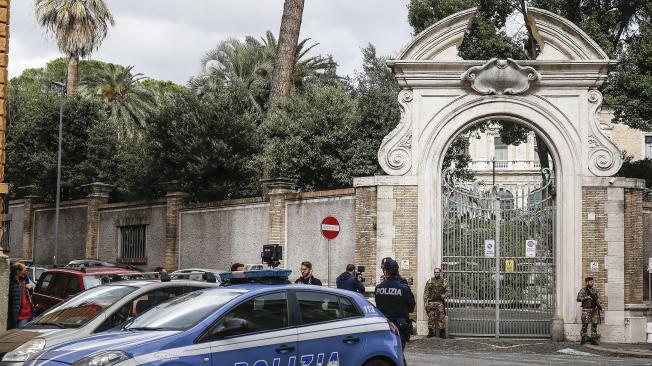 Miembros del cuerpo de la policía italiana montan guardia en la entrada de la nunciatura apostólica de la Santa Sede en Roma.