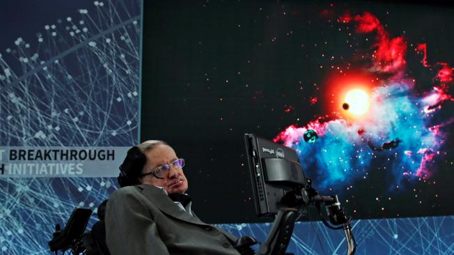 El inglés Stephen Hawking nacio en Oxford, en 1942, y murió en Cambridge, en 2018.