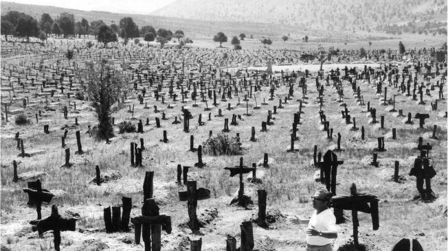 El italiano Sergio Leone, director de 'El Bueno, el Malo y el Feo', en medio del cementerio de Sad Hill, en el que había unas cinco mil tumbas.
