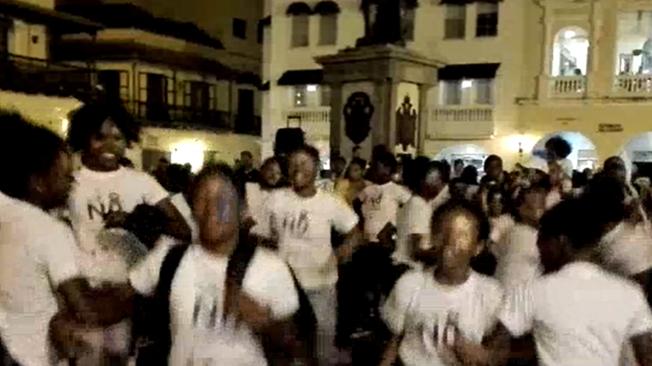 Cerca de 80 niñas bailaron y cantaron rondas infantiles para protestar contra la explotación sexual infantil en La Heroica.